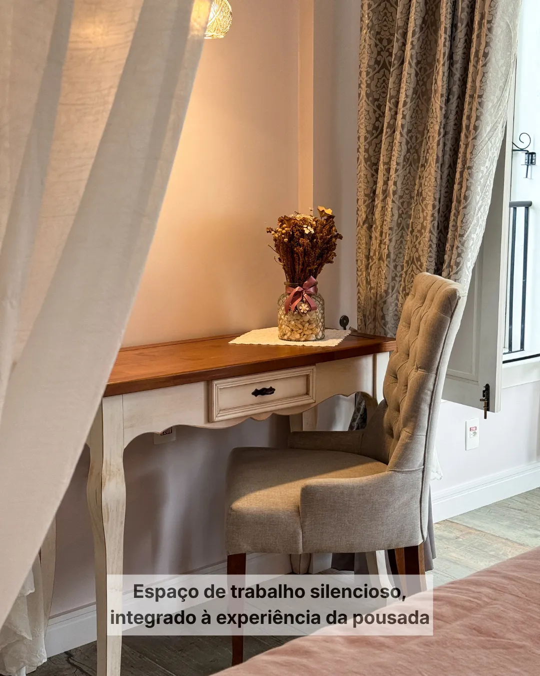 Espaço de trabalho silencioso na Pousada Cantos e Encantos em Urubici integrado à natureza