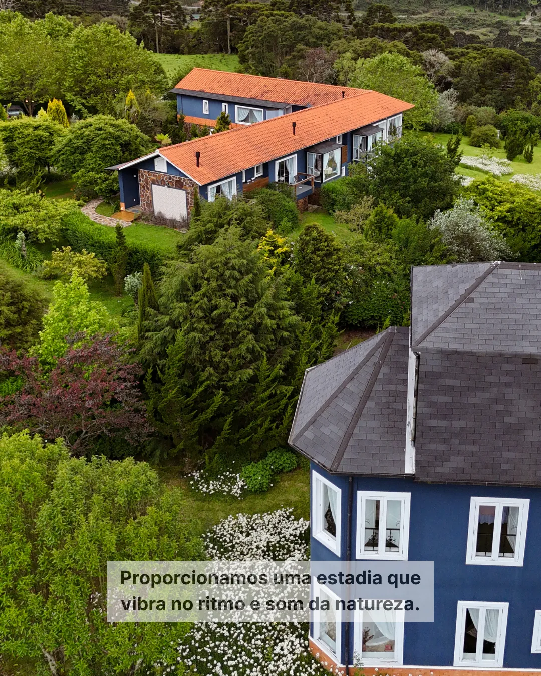 Vista aérea da Pousada Cantos e Encantos em Urubici em meio à vegetação da Serra Catarinense