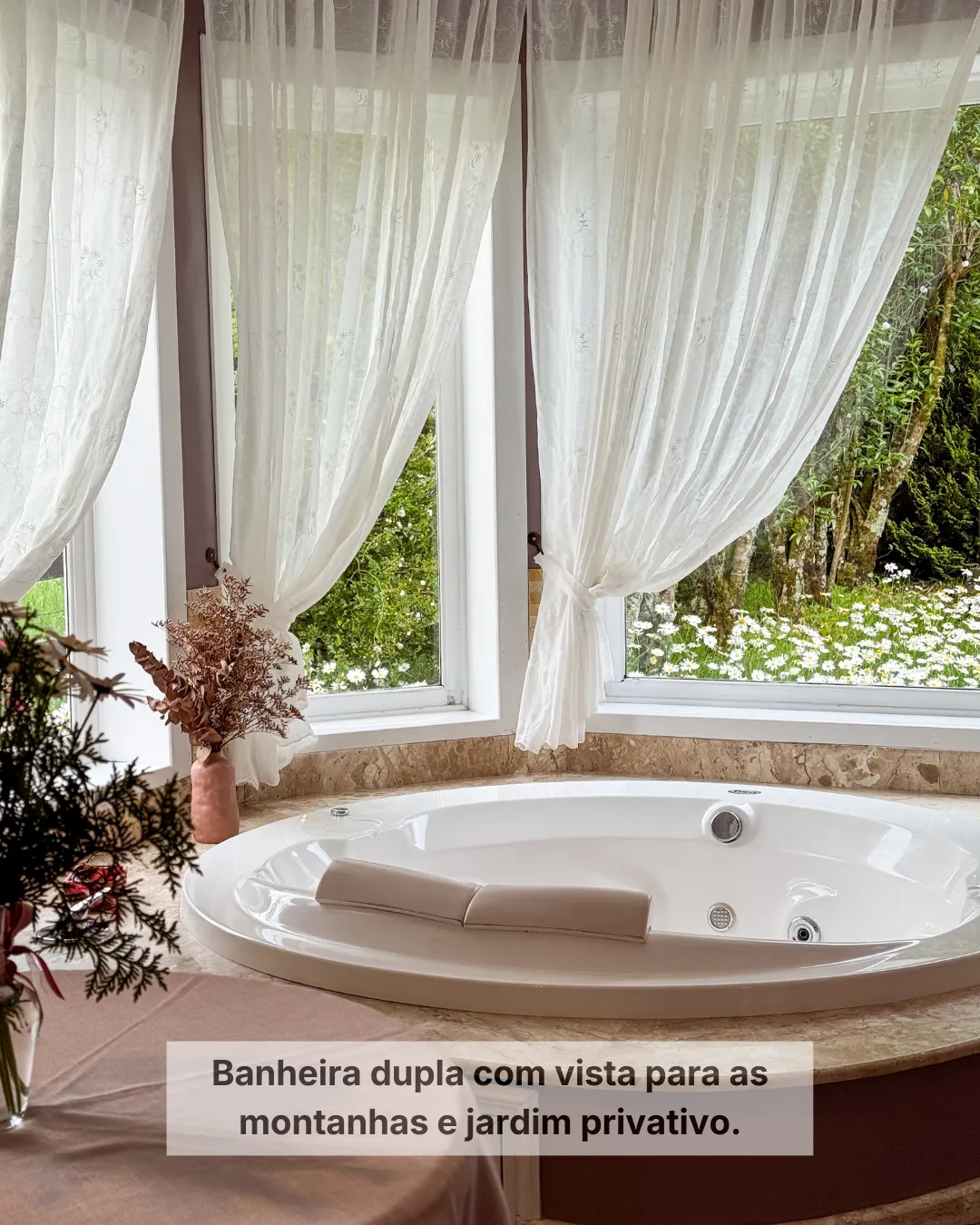 Banheira com vista para o jardim na Pousada Cantos e Encantos em Urubici