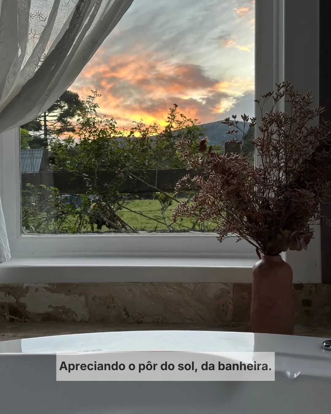 Vista do pôr do sol a partir da suíte da Pousada Cantos e Encantos em Urubici