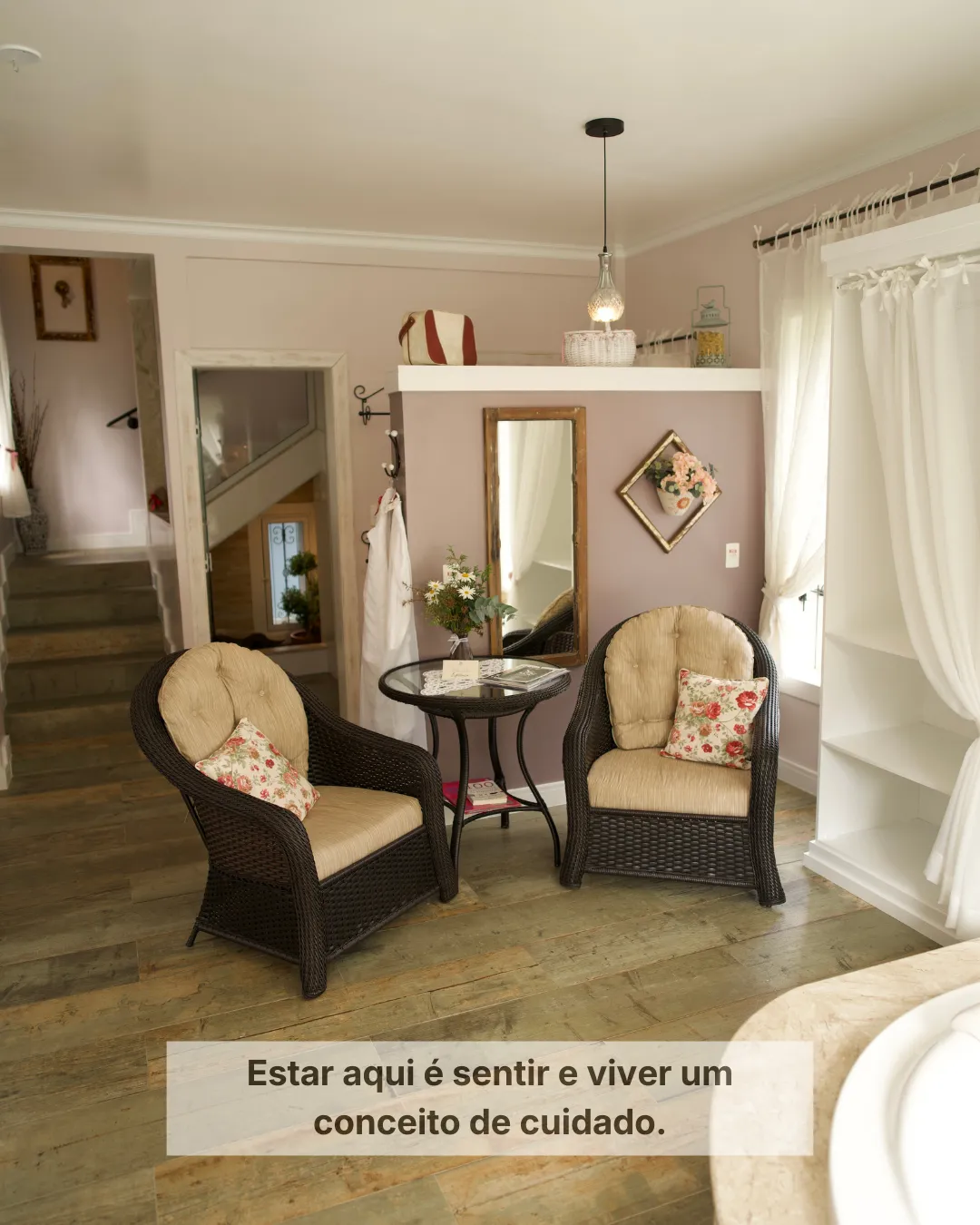 Sala de estar da Pousada Cantos e Encantos em Urubici com poltronas e clima acolhedor