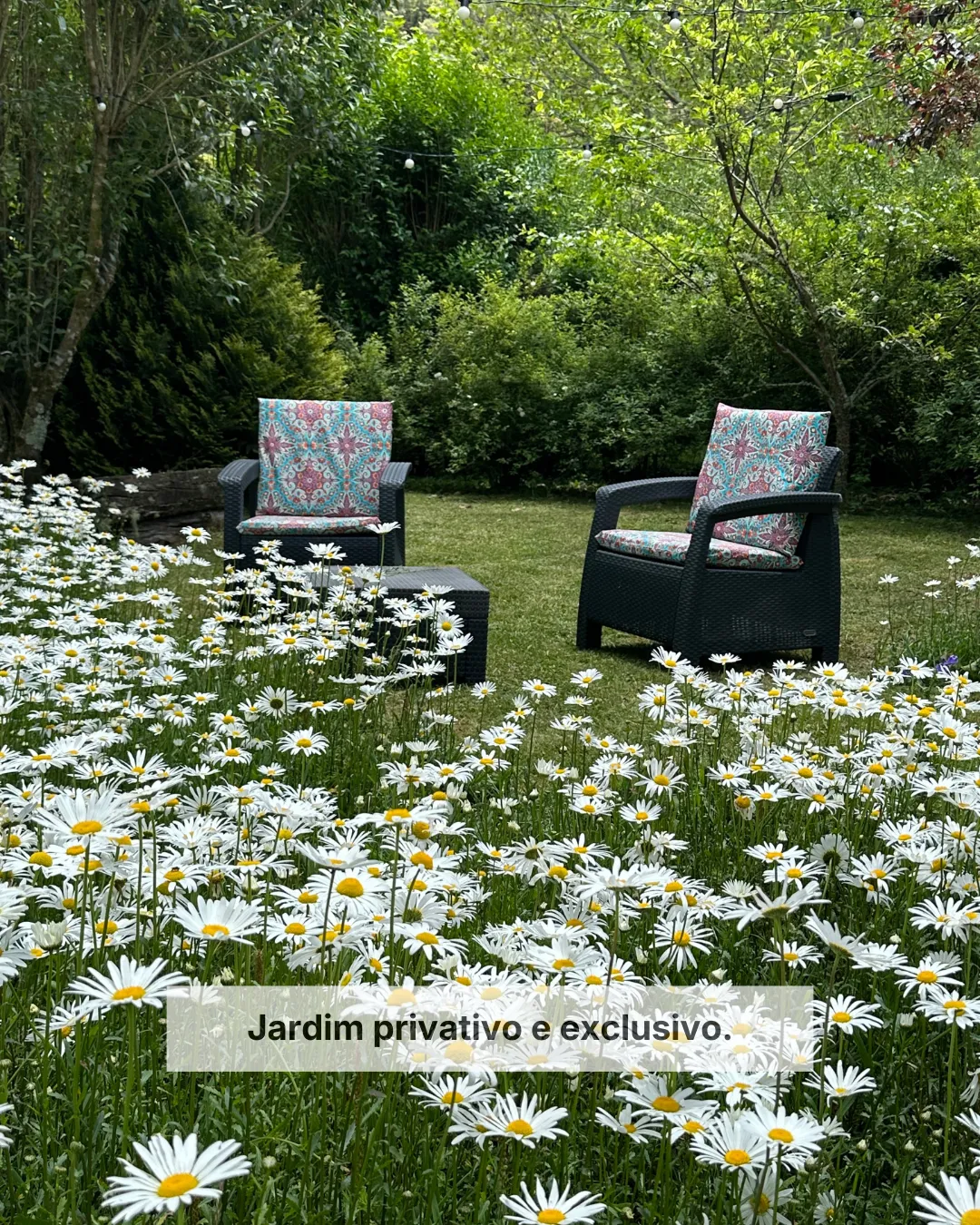 Jardim florido da Pousada Cantos e Encantos em Urubici com área de descanso ao ar livre