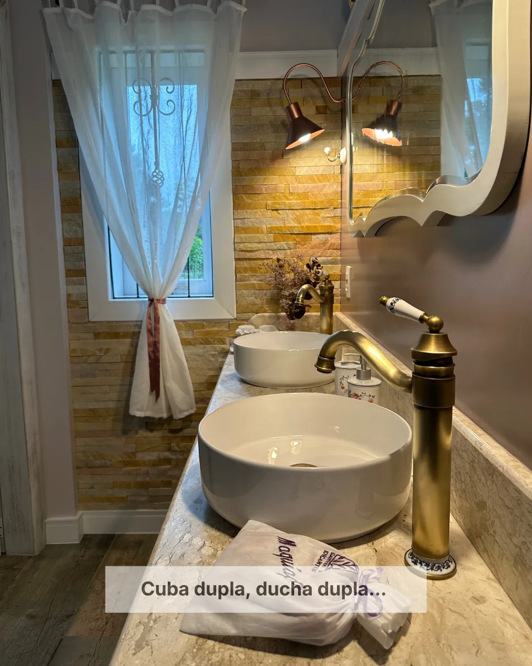 Banheiro da Pousada Cantos e Encantos em Urubici com cuba dupla e luz natural