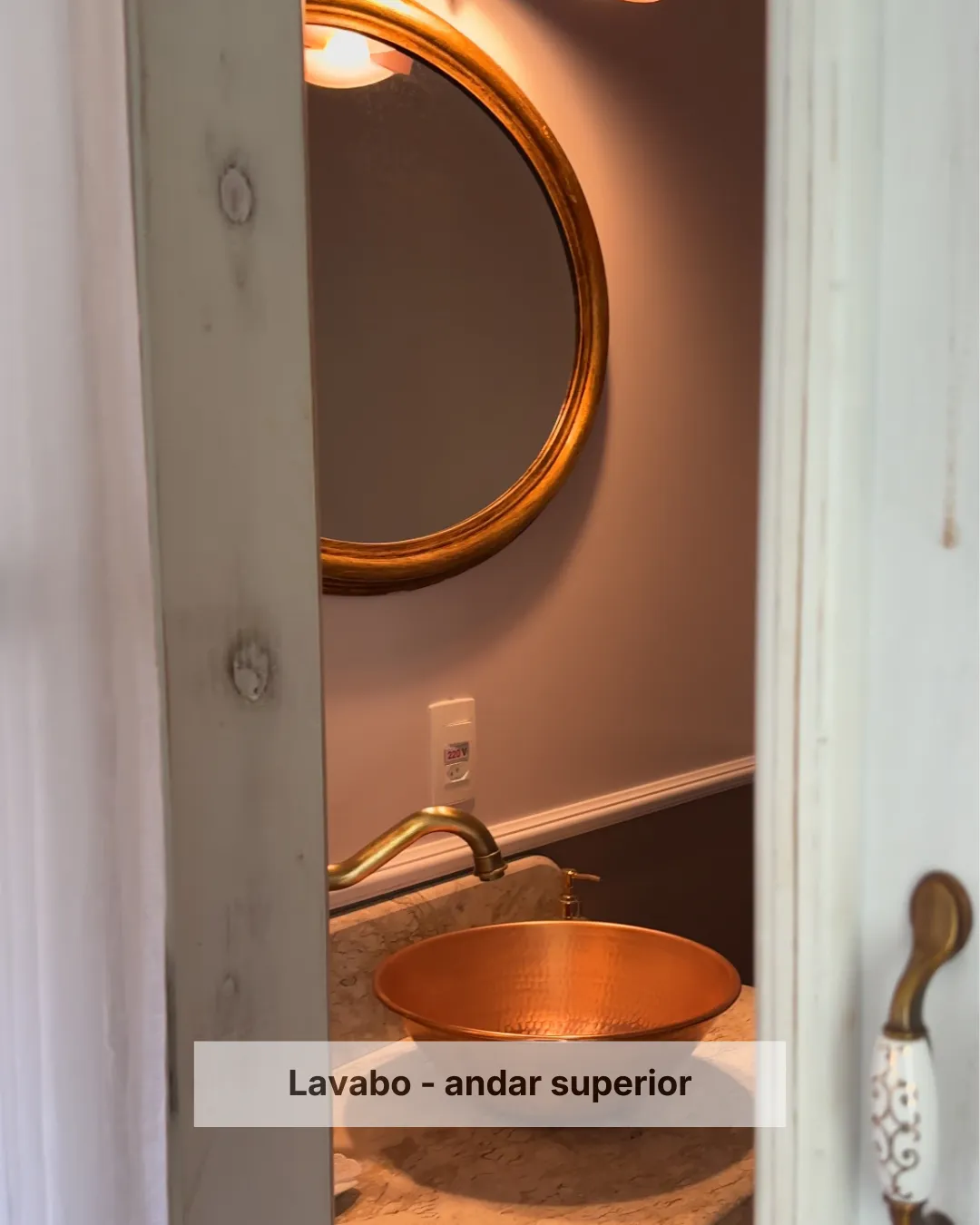 Detalhe de lavabo com espelho e iluminação acolhedora na Pousada Cantos e Encantos em Urubici