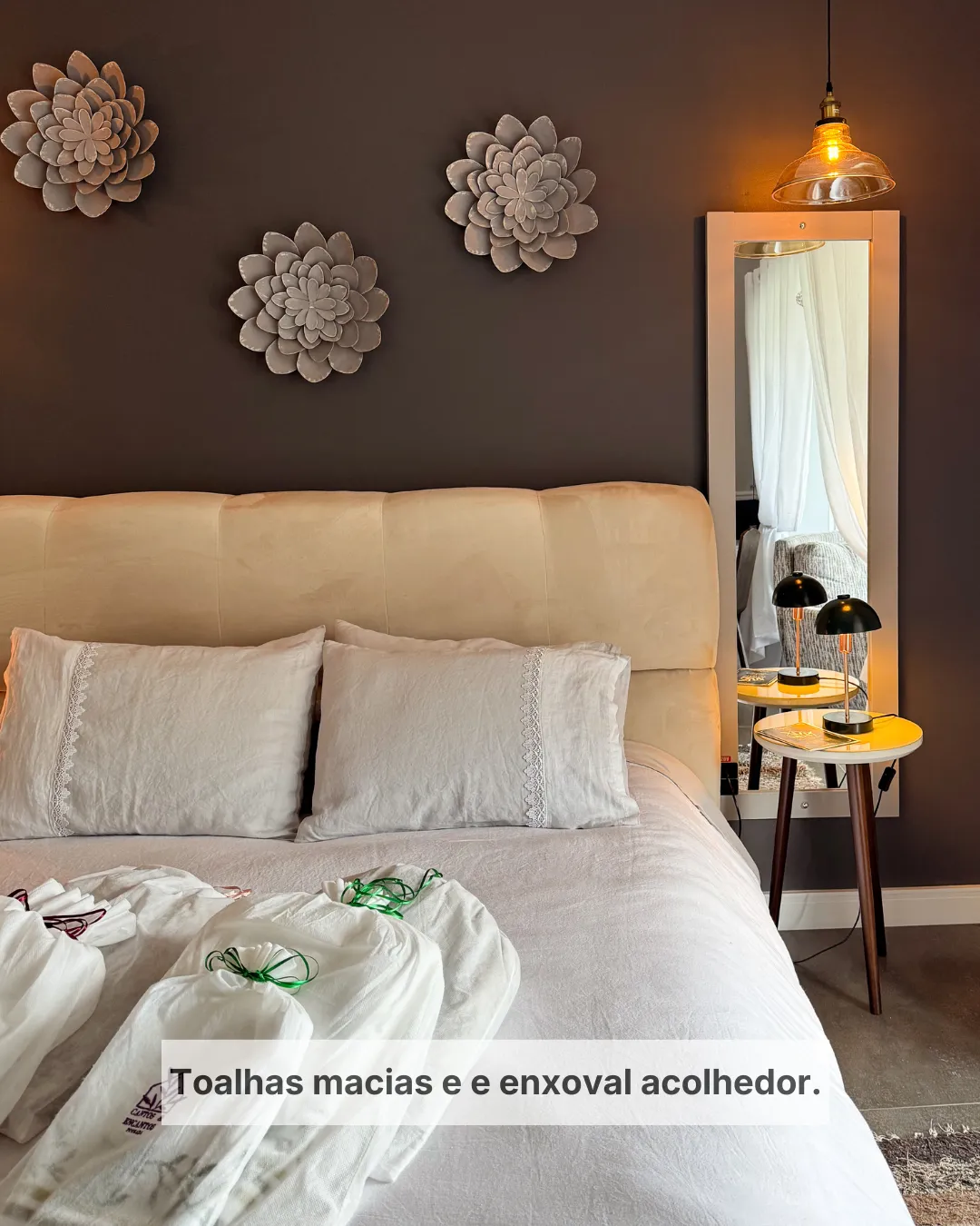 Enxoval da Cantos e Encantos com roupas de cama claras, toque macio e decoração acolhedora em suíte romântica na Serra Catarinense.