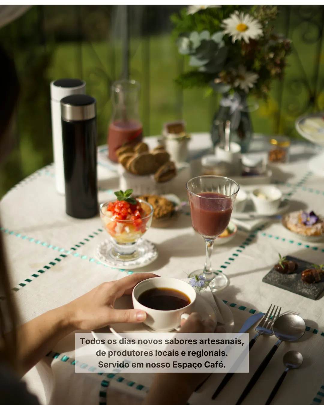 Café da manhã artesanal da Cantos e Encantos, com produtos locais, frutas, pães e bebidas servidos com vista para a natureza de Urubici.