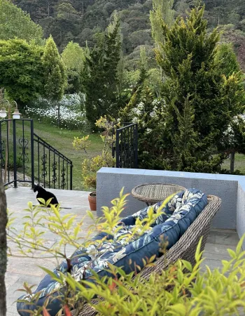 Jardim florido da Pousada Cantos e Encantos em Urubici, com espaço de descanso integrado à natureza