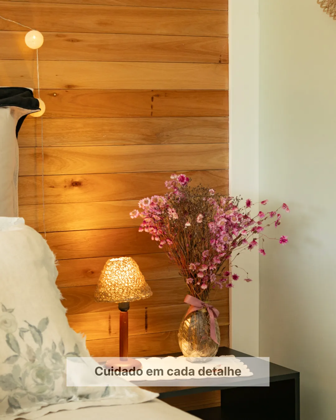 Detalhe de decoração em madeira na suíte da Pousada Cantos e Encantos em Urubici