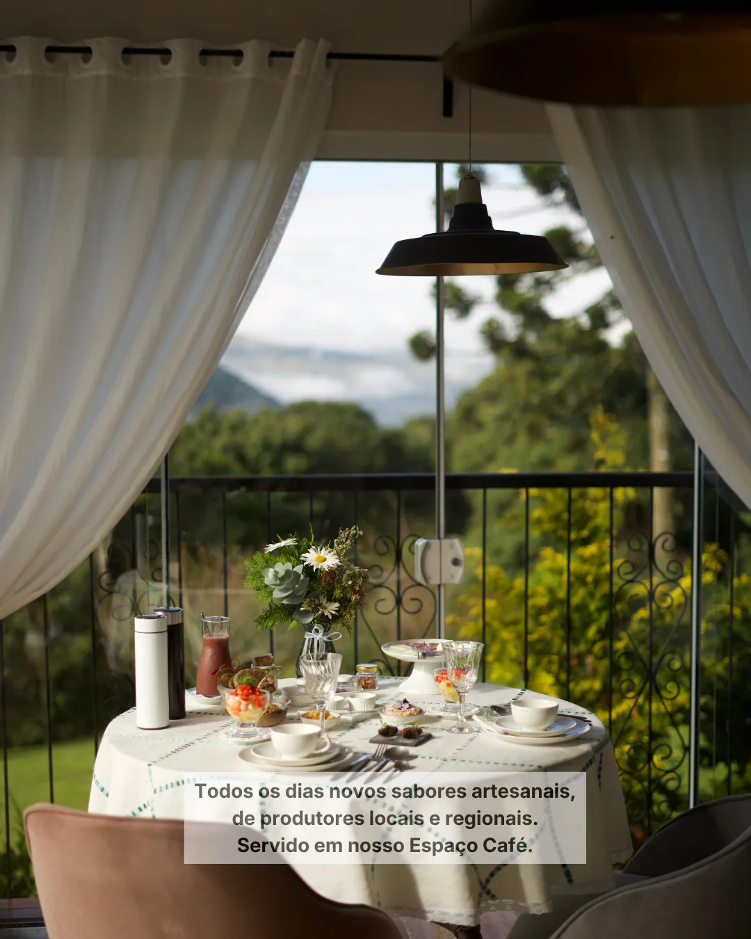 Mesa posta para café da manhã com vista para a natureza na Pousada Cantos e Encantos em Urubici