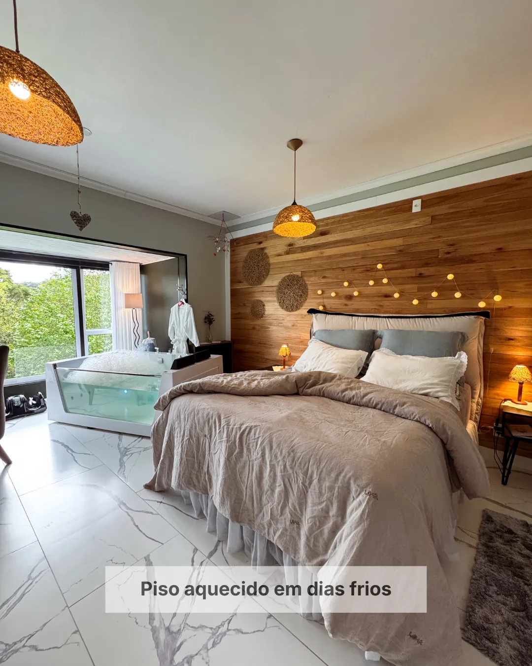 Suíte da Pousada Cantos e Encantos em Urubici com lareira e decoração acolhedora