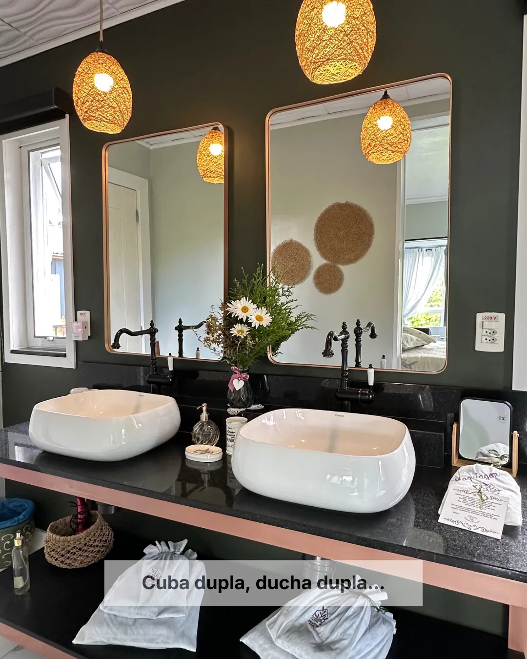 Banheiro da Pousada Cantos e Encantos em Urubici com cubas duplas e acabamentos sofisticados