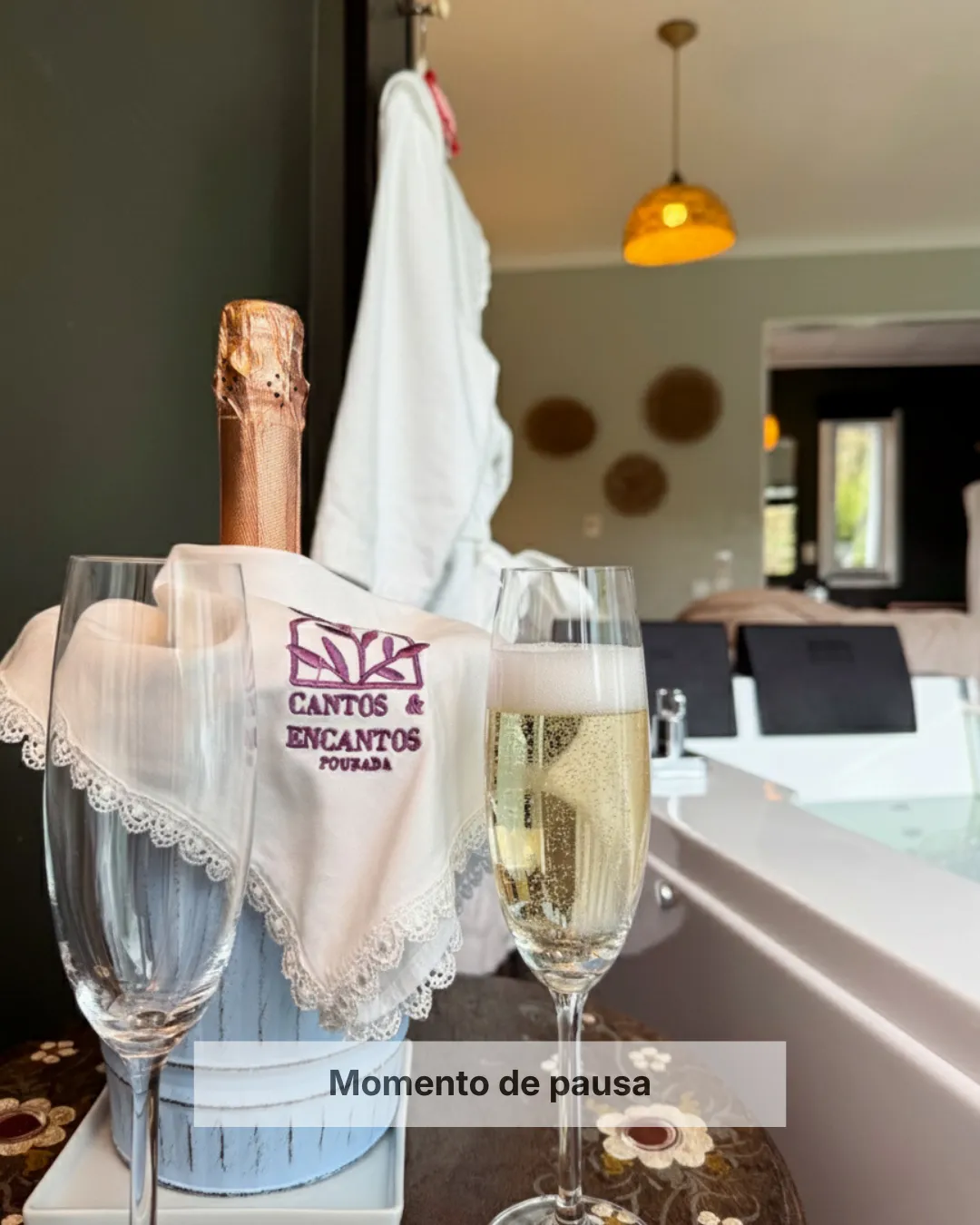 Detalhe de espumante preparado para momento especial na Pousada Cantos e Encantos em Urubici