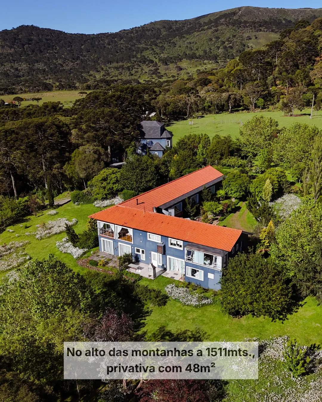 Vista aérea da Pousada Cantos e Encantos em Urubici integrada à paisagem da Serra Catarinense