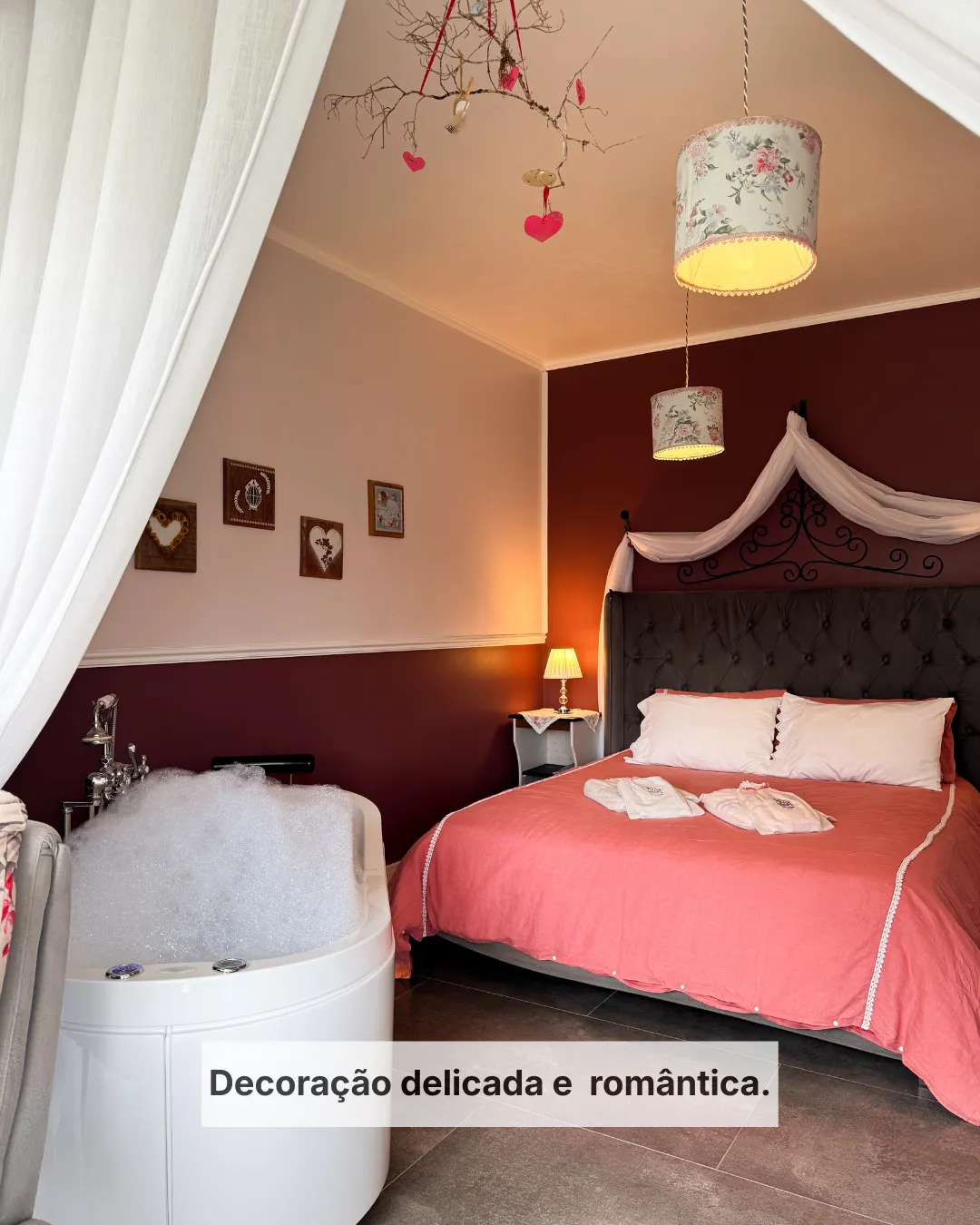 Quarto romântico da Pousada Cantos e Encantos em Urubici com cama decorada em tons quentes