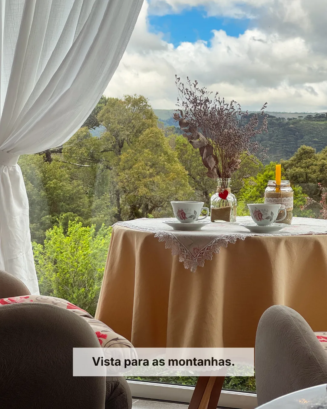 Mesa posta com vista panorâmica para a natureza na Pousada Cantos e Encantos em Urubici