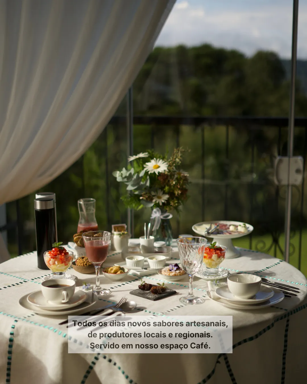 Café da manhã servido à mesa com produtos artesanais na Pousada Cantos e Encantos em Urubici